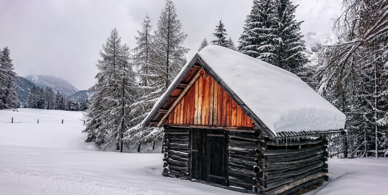 Witz des Tages: Pfarrer und Nonne sind alleine in Berghütte